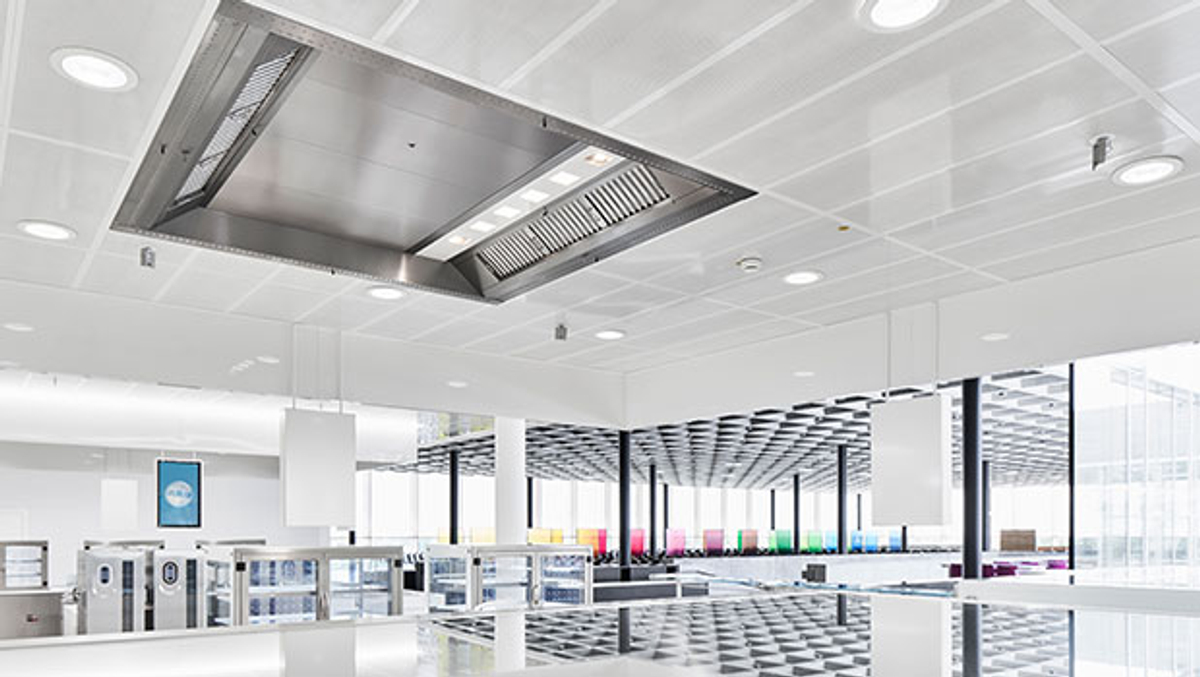 HSC &#8211; Design &#8220;bandraster&#8221; (flat healds) metal ceiling for applications with strong hygiene demands
