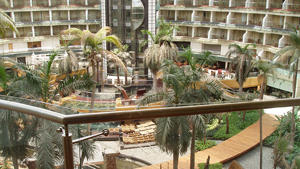 Sahara Star – The Earth Plate Restaurant, India