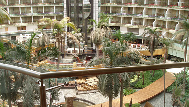 Sahara Star &#8211; The Earth Plate Restaurant, India