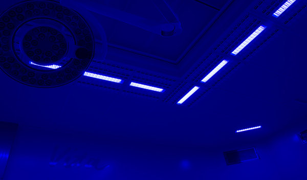 Innovation von Halton und LED Tailor – ein Blaulicht-Desinfektionssystem, das Mikroben im Operationssaal abtötet und Hoffnung im Kampf gegen Antibiotikaresistenzen in Krankenhäusern bringt