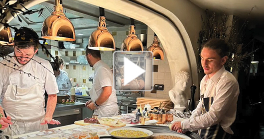 Anna, un restaurant grec, établit de nouvelles normes en matière de sélection des emplacements !