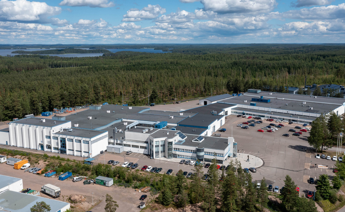 Kausalan tehdas toiminut jo 1,5 vuotta hiilineutraalisti